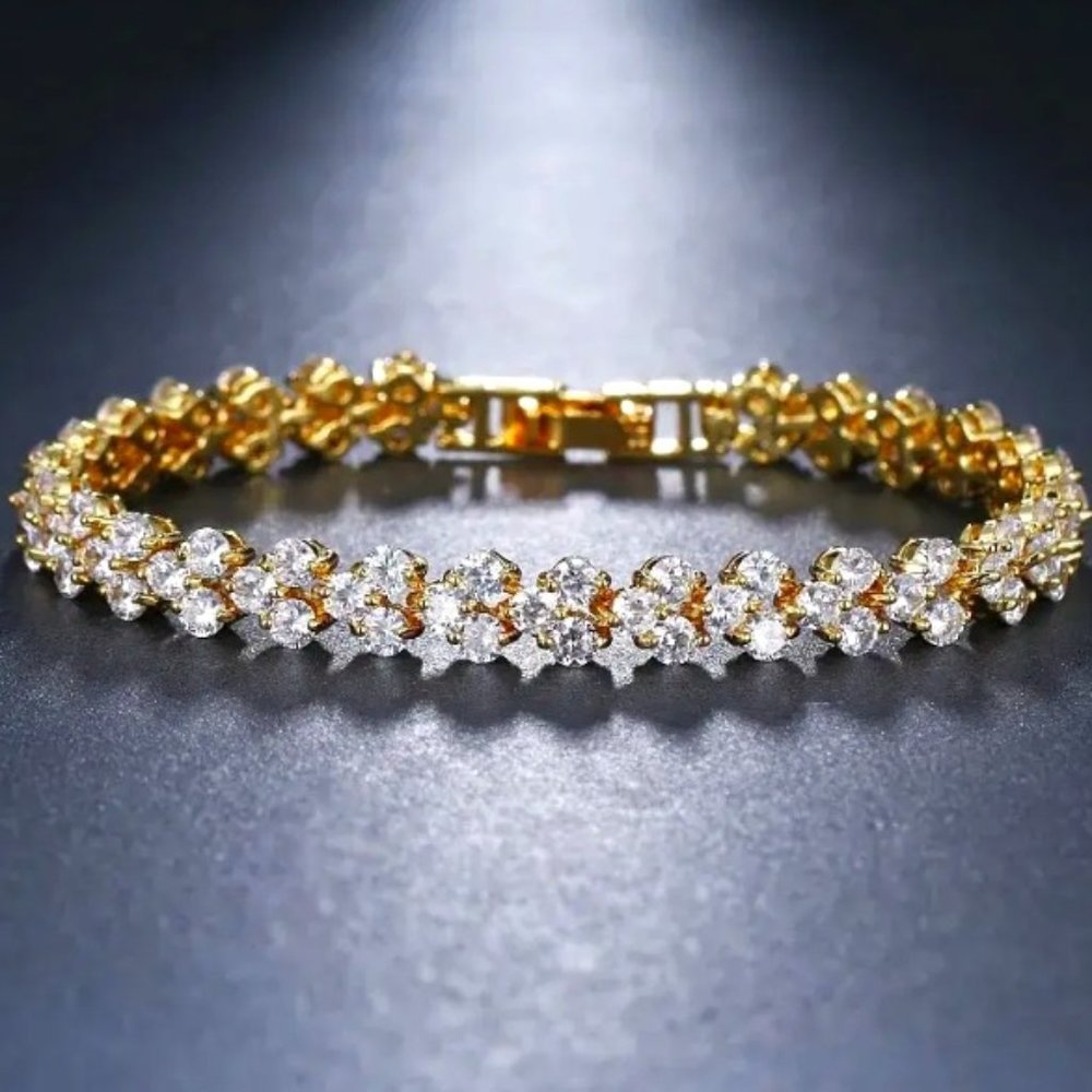 SPARKLING CRYSTAL HEART BRACELET in Gold